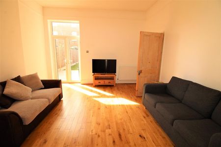House - Semi-Detached For Rent Campbell Road, Southsea - Photo 2