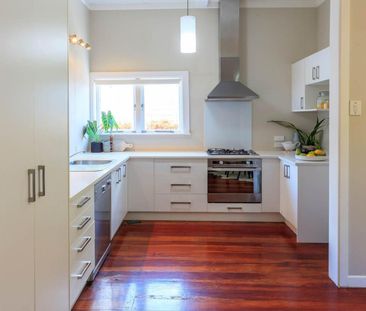 This sunny inviting family home - Photo 3