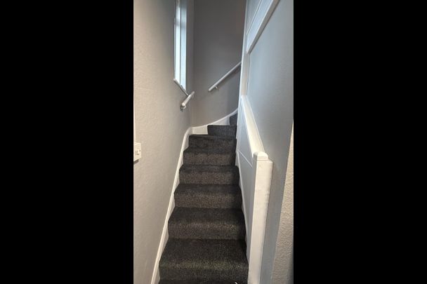 1 Bed Flat, Miller Road, CR0 - Photo 1