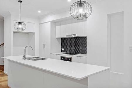 Family Home with Sparkling Pool - Photo 2