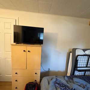 Chambre rénovée, avec lavabo et toilette, à Louer - Photo 2