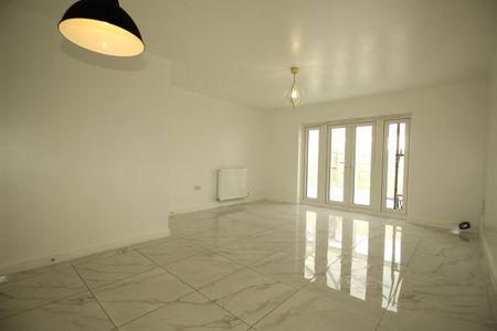 3 Bedroom House - Mid Terrace To Let - Photo 3