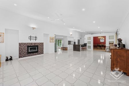 Spacious Family Home with Pool in Sought-After Stretton ! - Photo 3