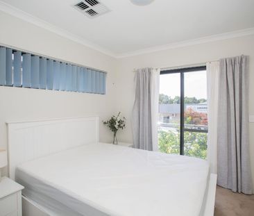 Modern family home with study nook and theatre room/4th bed - Photo 4