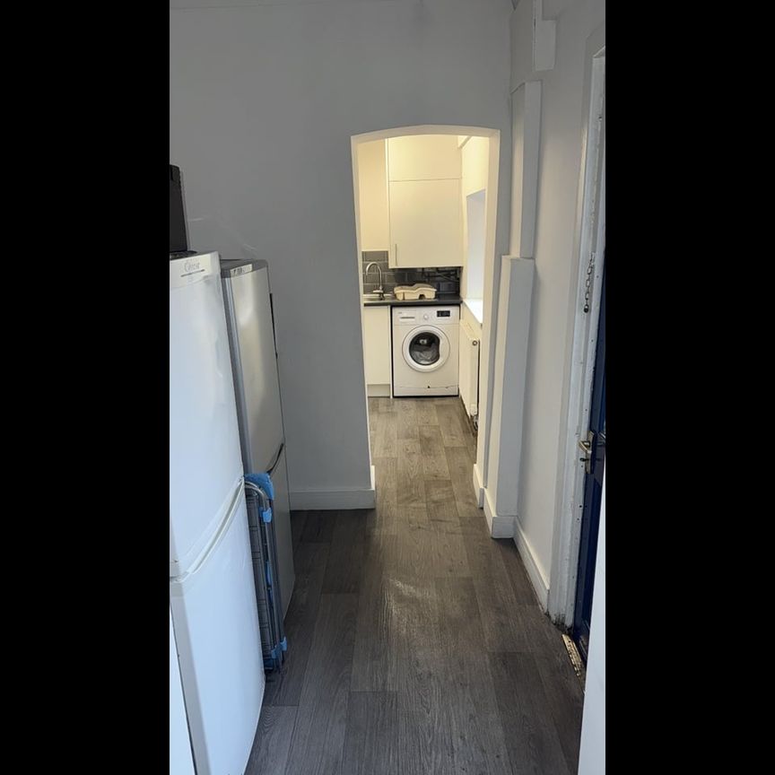 Room in a Shared House, Lydford Street, M6 - Photo 1