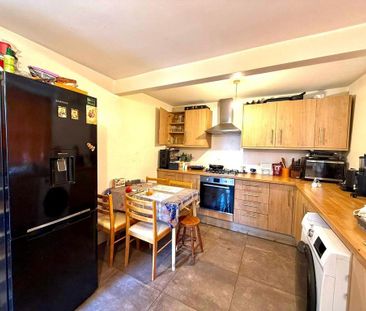 4 bedroom end of terrace house to rent - Photo 6