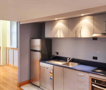 Vibrant 3-Bedroom Apartment in the Heart of Te Aro - Photo 1