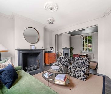 A charming and stylish three bedroom period town house situated in ... - Photo 5