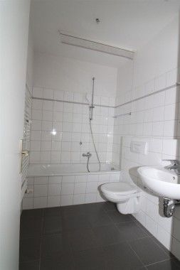 helle 2 Raum mit kleinem Balkon mitten im Zentrum - Photo 2