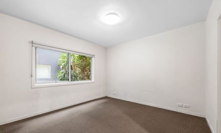 SPACIOUS APARTMENT IN A DESIRABLE LOCATION - Photo 4