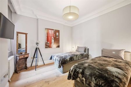 An exceptional lateral mansion flat opposite Westminster Cathedral. 3 spacious double bedrooms, 3 bathrooms, generous double reception and separate kitchen. - Photo 3