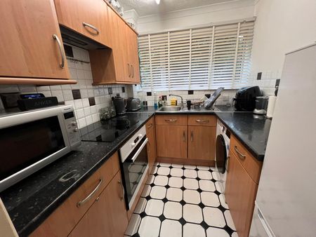 2 bedroom apartment to rent Southwood Court, Pine Grove, Weybridge, KT13 - Photo 4