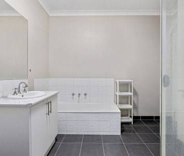 LOW MAINTENANCE LIVING CLOSE TO LAKE WEEROONA - Photo 4