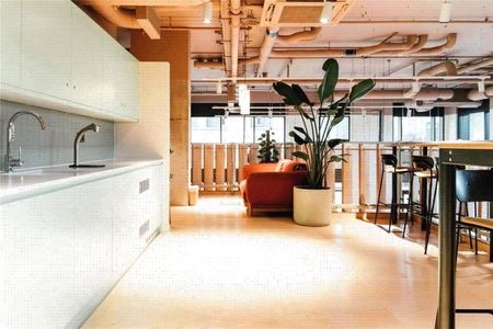 A selection of three-bedroom apartments starting from £3,100 per month located within Wallbrook Gardens, a thriving development with onsite gym and amenities. - Photo 5