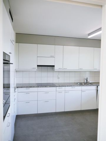 Renovierte 4.5-Zi. Maisonettewohnung mit Balkonen & Parkplätze - Foto 2