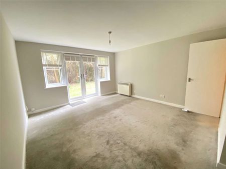 A contemporary apartment forming part of a modern development set in vibrant Crawley. - Photo 4