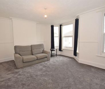 3 bedroom flat to rent - Photo 4