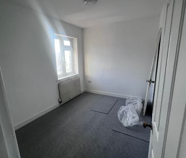 5 Bed Semi-Detached House, Duke Road, IG6 - Photo 2