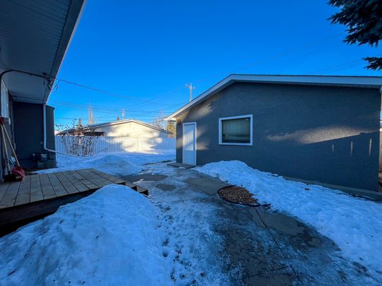 3 Bedroom Main Suite With Garage Parking In Lynnwood | Fully Renovated - Photo 1