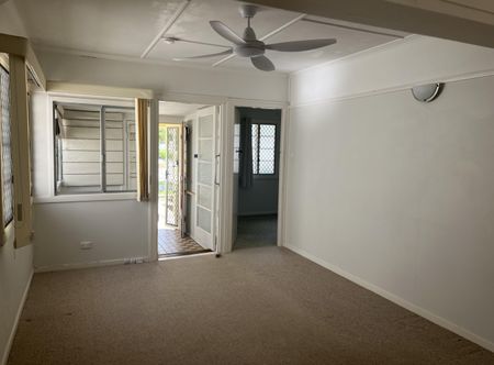 CUTE, COMFORTABLE & CONVENIENTLY LOCATED&mldr; - Photo 2