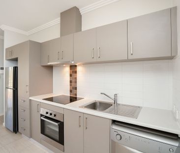 Modern Two Bedroom Apartment - Photo 2