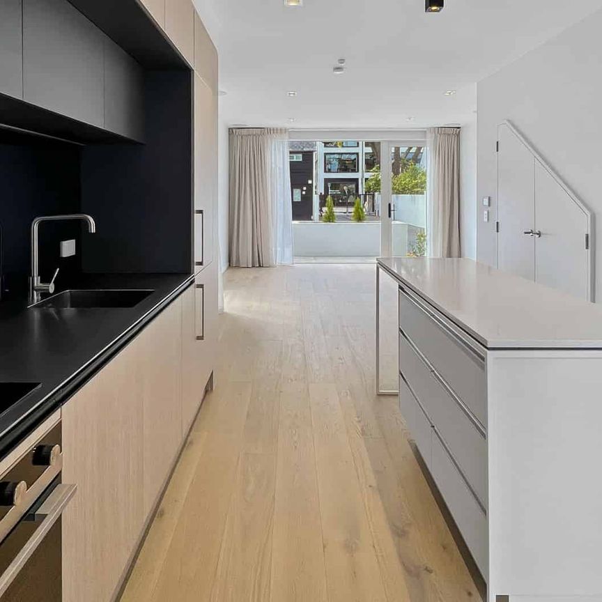 CITY CENTRE - THREE BEDROOM, THREE BATHROOM LUXURY TOWNHOUSE - Photo 1