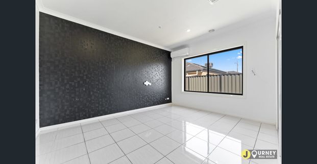 🏡 Family Home in Prime Roxburgh Park Location! Big Saving on your Electricity bill with this home. - Photo 1