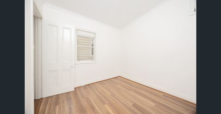 Beautifully renovated home in a prime Brunswick pocket - Photo 2