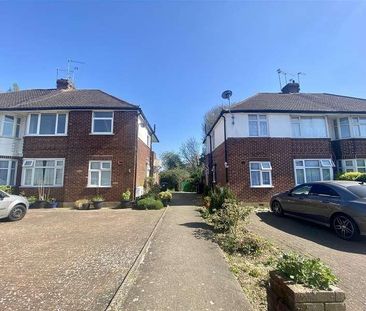 Lyndhurst Gardens, Enfield, EN1 - Photo 5