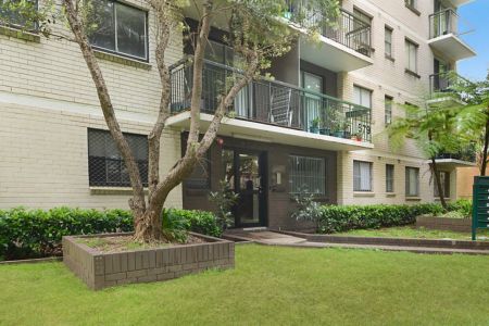 Fully renovated bright one bedroom with parking - Photo 5