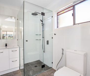 LARGE 4 BEDROOM HOUSE WITH SOLAR! - Photo 3