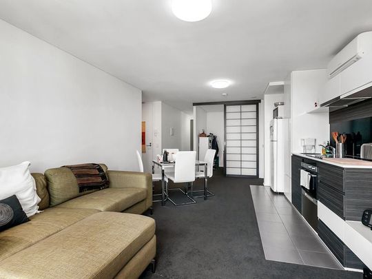 Cozy City-Living Apartment - Photo 1