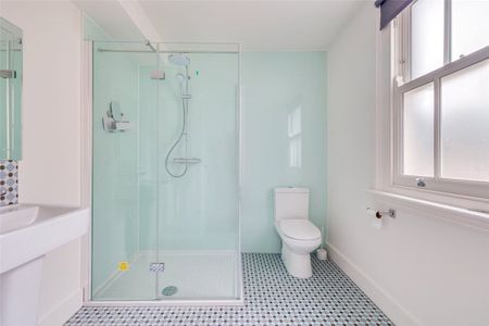 Open to Sharers or Families. A spacious and newly refurbished three double bedroom lower ground floor apartment. EPC rating D - Photo 5