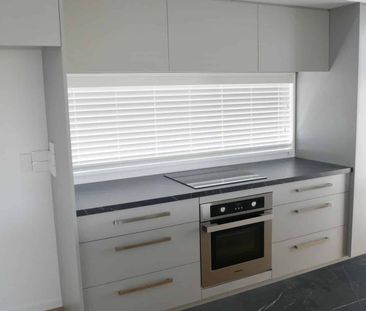 RUSSLEY -MODERN, 2 BEDROOMS, HEATPUMP, INTERNAL ACCESS GARAGE - Photo 1