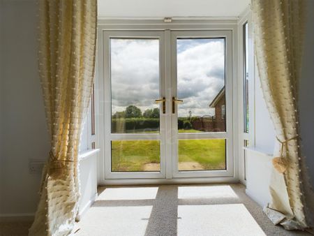 2 bedroom semi-detached bungalow to rent - Photo 2