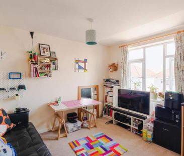 A bright and airy unfurnished first floor maisonette located on Wal... - Photo 2