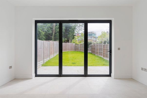 Pino Way , E4 7FR - Photo 1