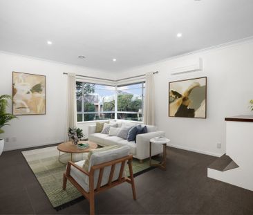Renovated Three-Bedroom Townhouse with Double Garage & Private Courtyard - Photo 5