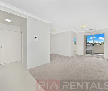 Well Proportioned Executive Living 1 Bedroom + Study Area - Photo 3