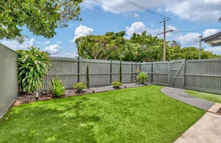 Furnished Tri-Level Home Between Chirn Park & The Broadwater - Photo 5