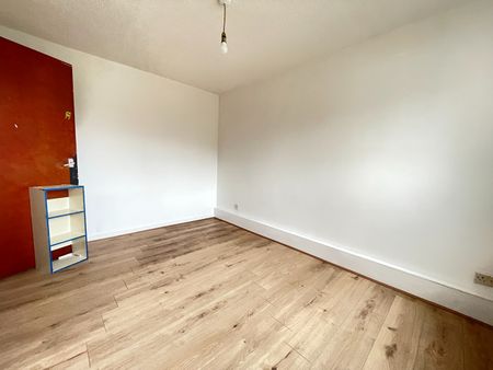 4 Bed Terraced House, Westbury Road, IG11 - Photo 5