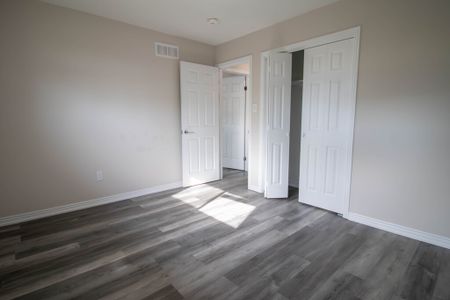 **CHARMING AND SPACIOUS** 3-Bedroom Upper Unit in Welland - Photo 2