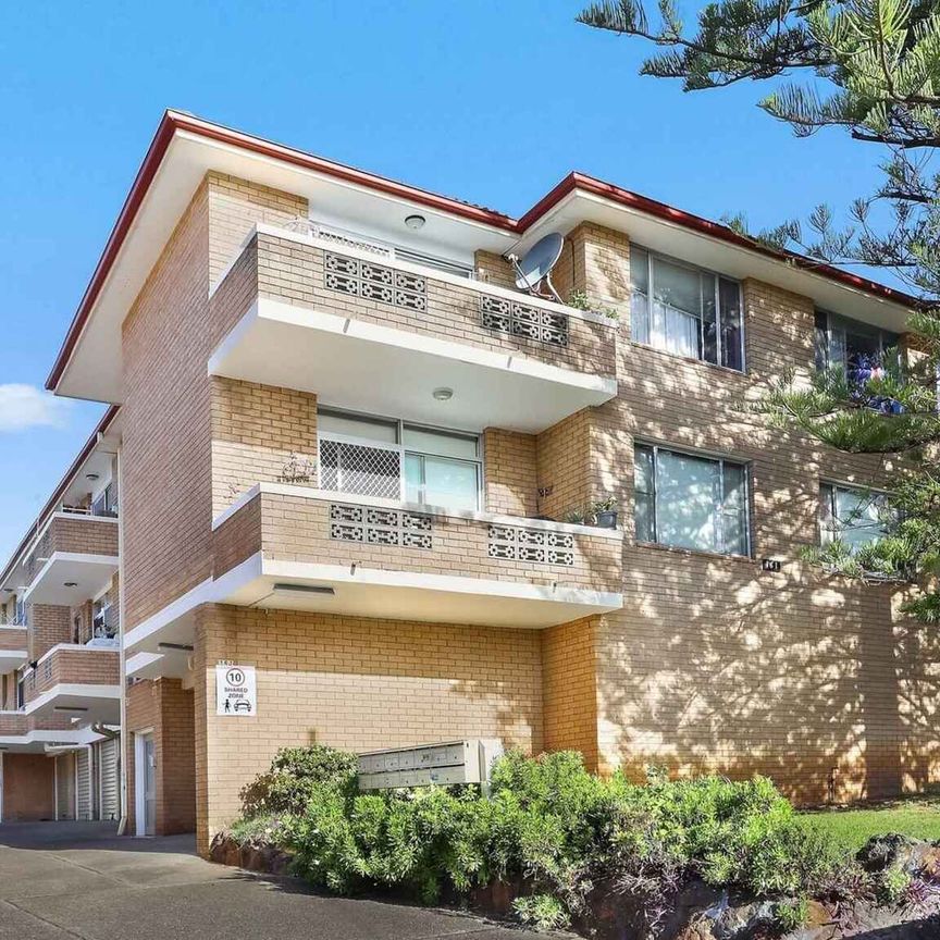3 Bedroom apartment with Lock up Garage- 6 month lease - Photo 1