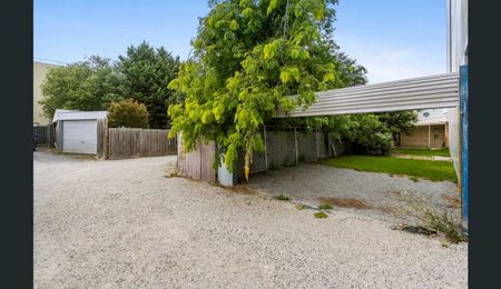 Register to Inspect / Charming Home in the Heart of Footscray – Prime Location with Parking! - Photo 3