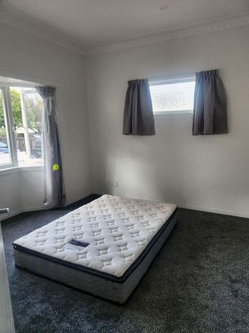 Newly renovated 4BR , 4 Car family home - Photo 5