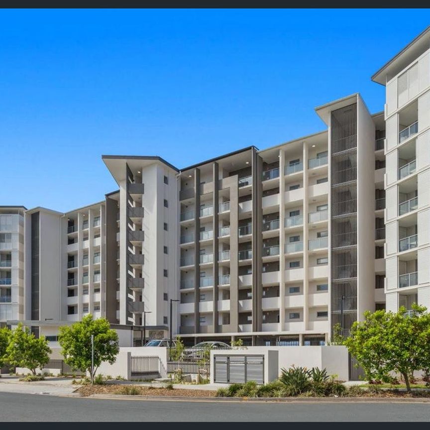 Stunning Top Floor 2 Bedroom Apartment with Lake Views - Photo 1