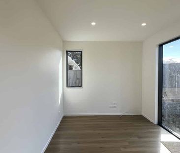Modern 3-Bedroom Townhouse with Study & Internal Garage in Weymouth - Photo 5