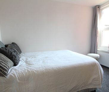 Room in a Shared House, St Edwards Road, RG6 - Photo 4