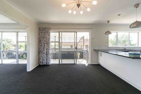 Beautifully Presented Home in Chartwell - Photo 3