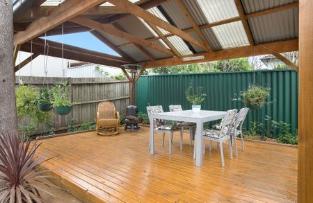 Well presented three bedroom home plus study - Photo 4